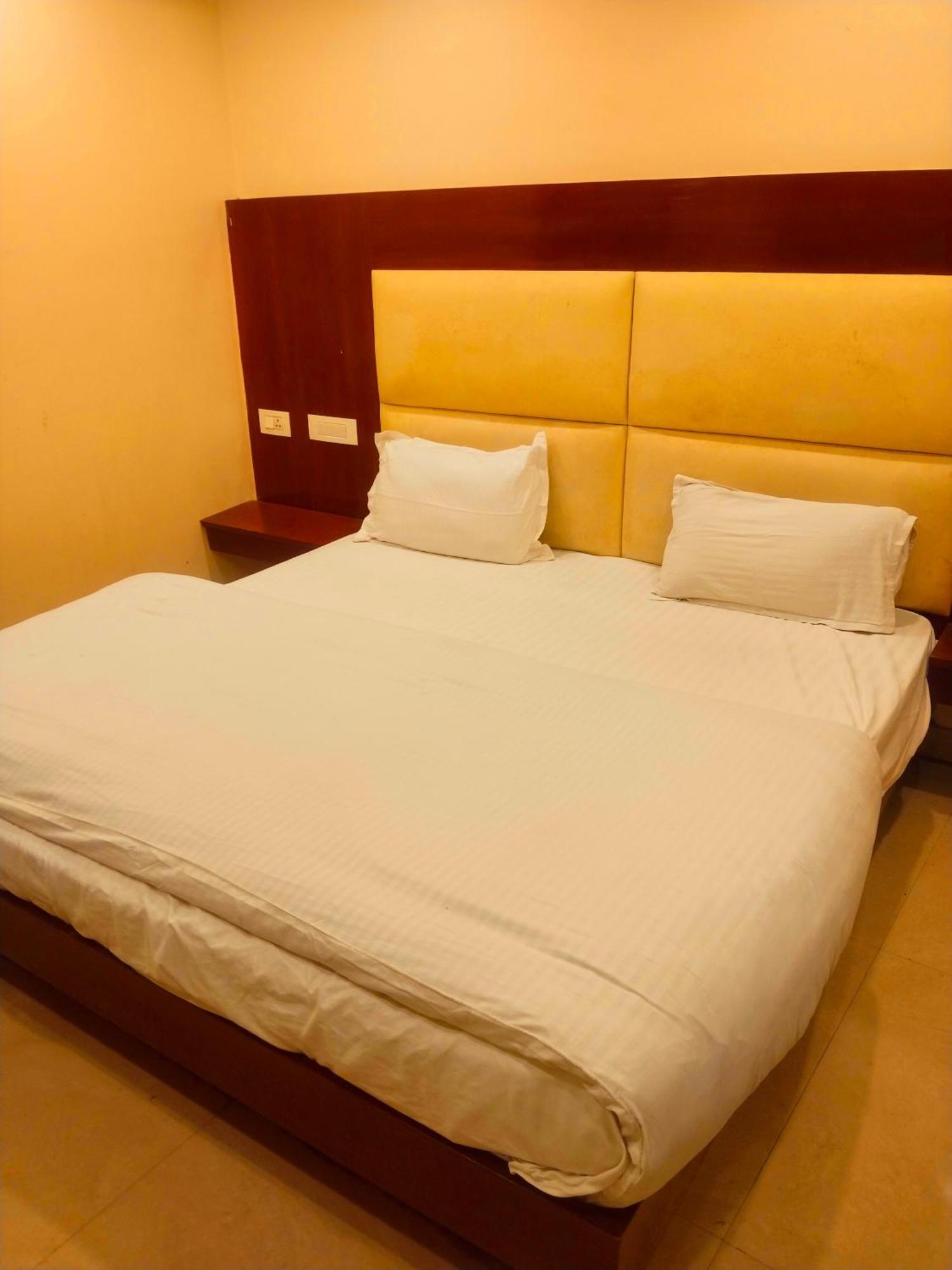 Hotel Aerocity Golden Close To New Delhi Airport Exterior photo